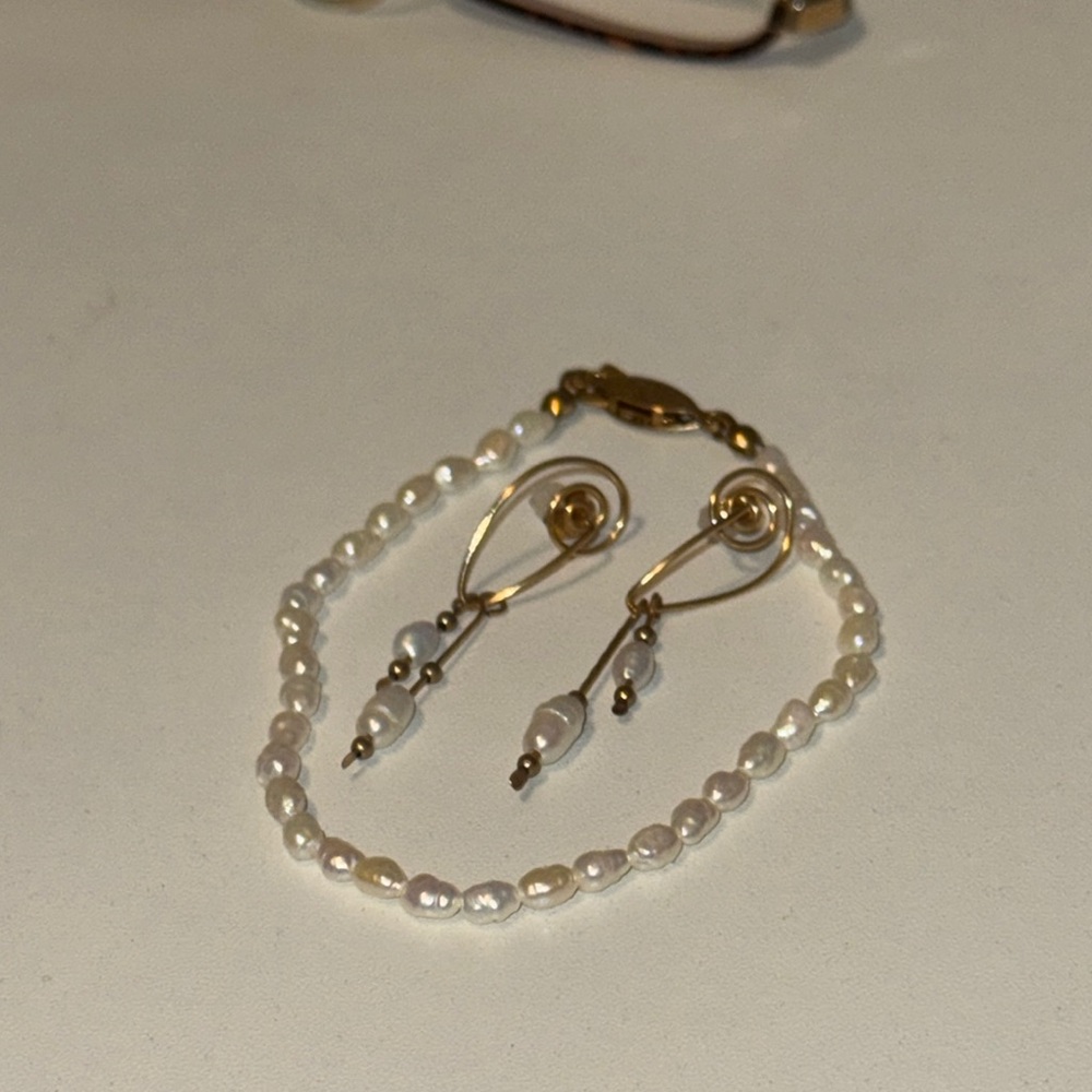🎉 Host Pick- Elegant Pearl Bracelet and Earring Set